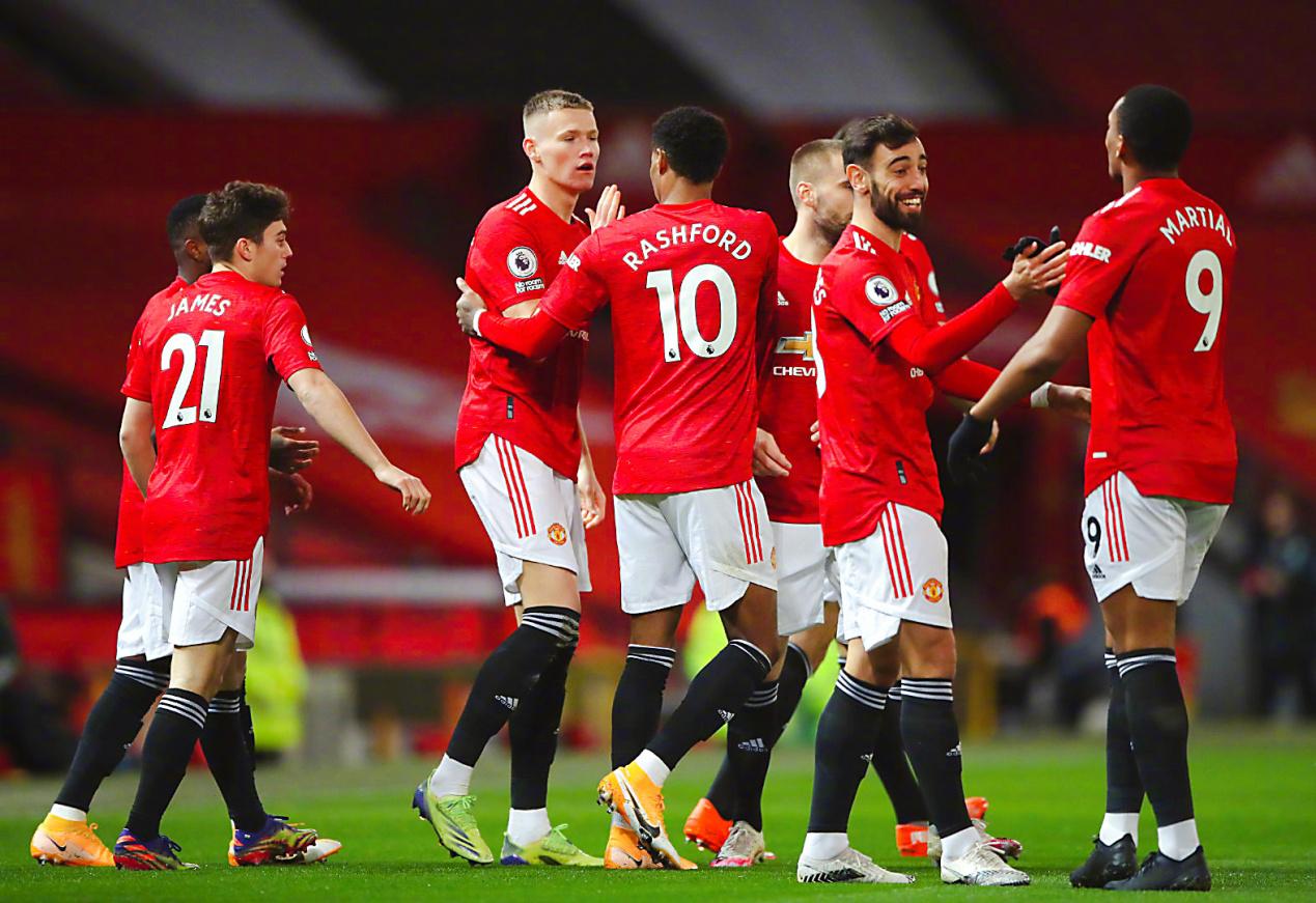 利兹联中场策应全方位,为球队攻防转换做好准备 利兹联中场策应全方位,为球队攻防转换做好准备