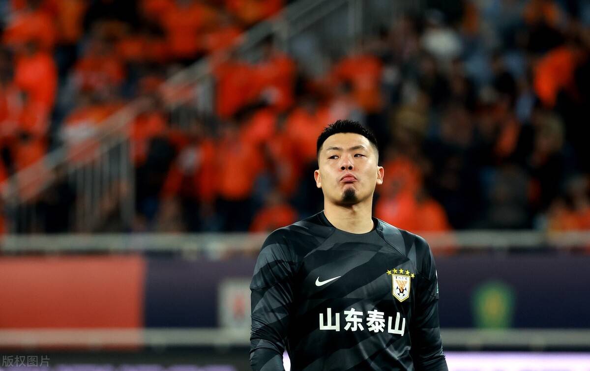 山东鲁能球员状态神勇,球迷欲呼飞机拉横幅 山东鲁能球员状态神勇,球迷欲呼飞机拉横幅