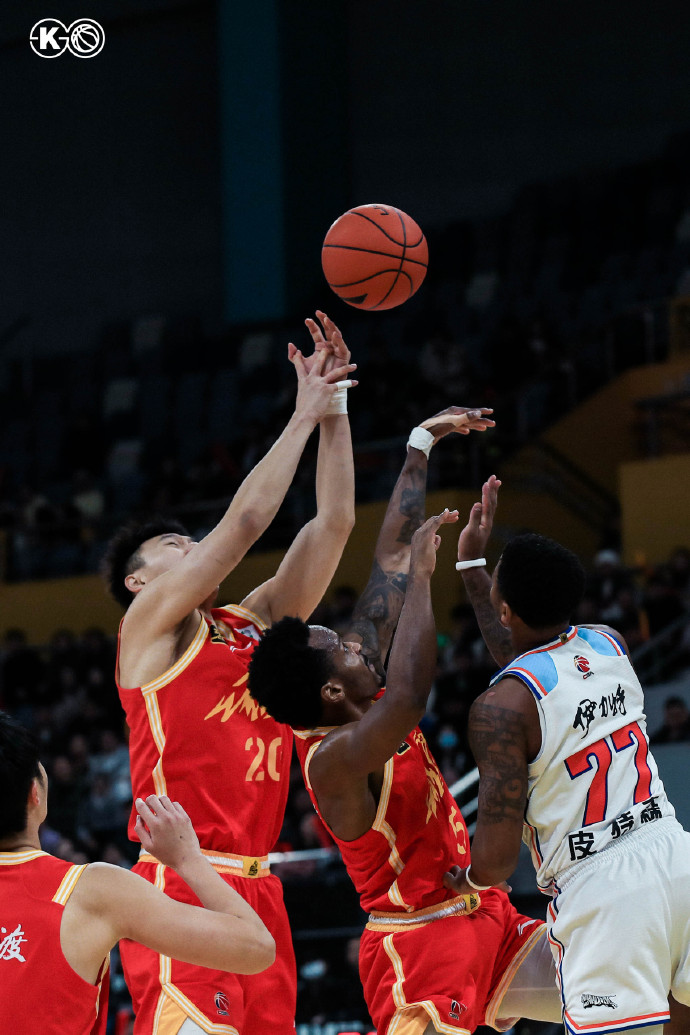 拼搏的精神,CBA球队在比赛中显现无疑 拼搏的精神,CBA球队在比赛中显现无疑