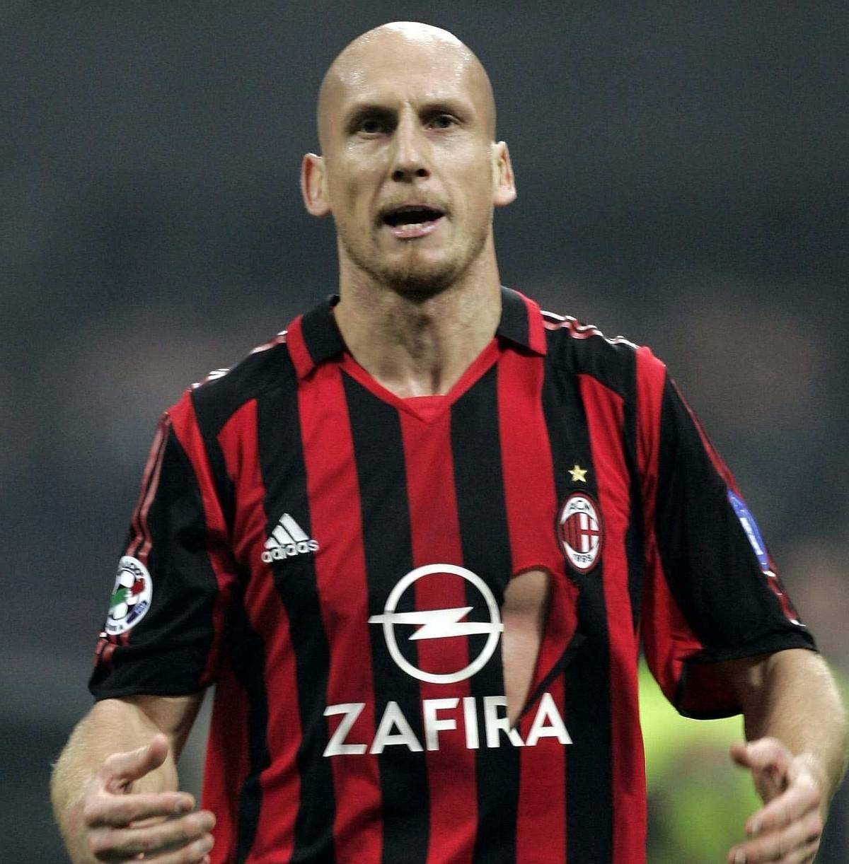 AC米兰后防线稳固,成功守住领先优势 AC米兰后防线稳固,成功守住领先优势