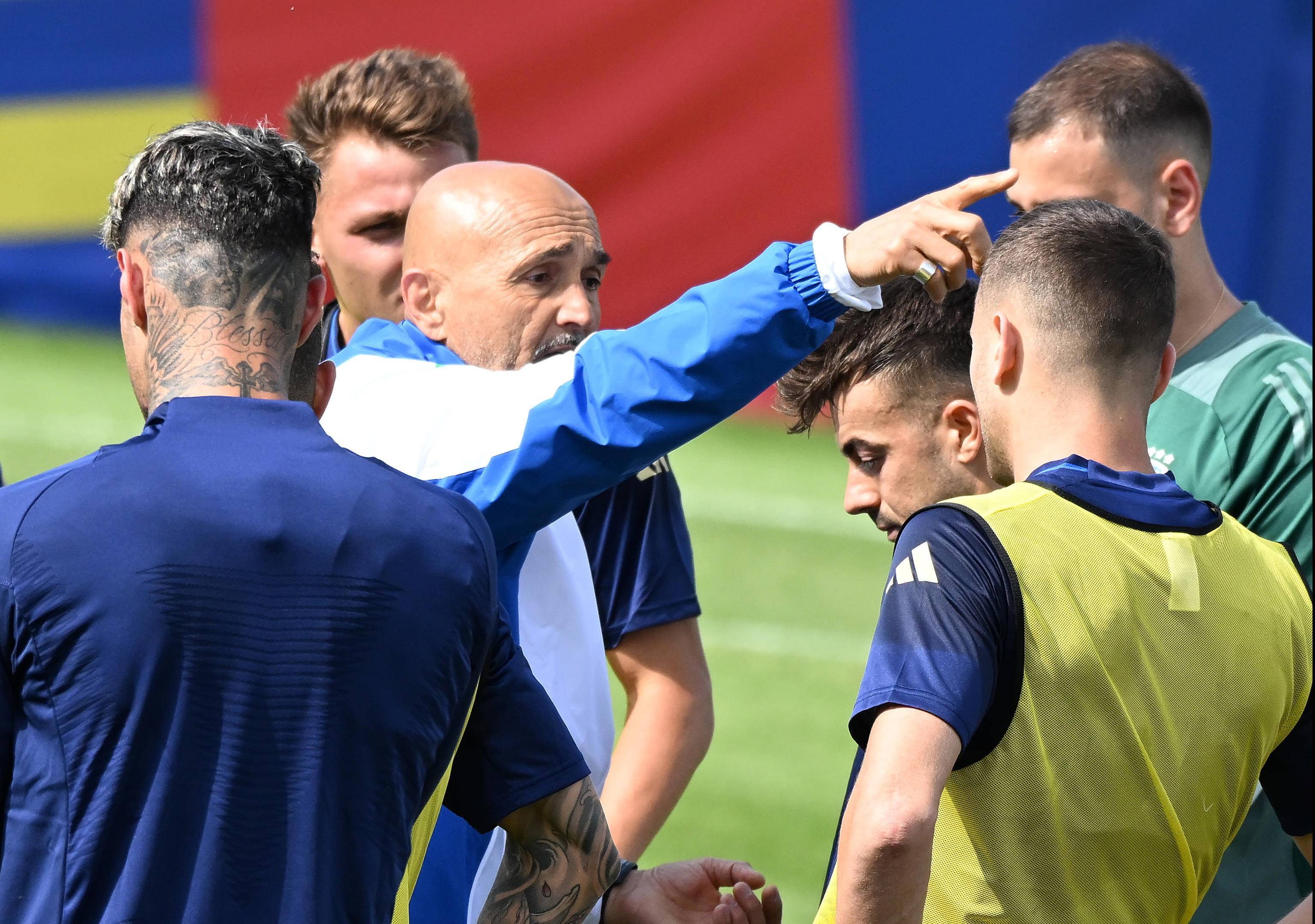 卡昂足球俱乐部整装备战对阵图盂,球员们积极备战 卡昂足球俱乐部整装备战对阵图盂,球员们积极备战