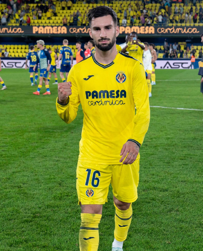 比利亚雷亚尔球员赛后表现出色,完成帽子戏法帮助球队取胜 比利亚雷亚尔球员赛后表现出色,完成帽子戏法帮助球队取胜