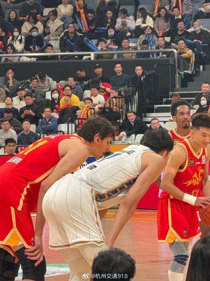 马奇十分稳健,助球队守住胜利 马奇十分稳健,助球队守住胜利