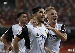 瓦伦西亚阵容齐心协力坚守球门 瓦伦西亚阵容齐心协力坚守球门