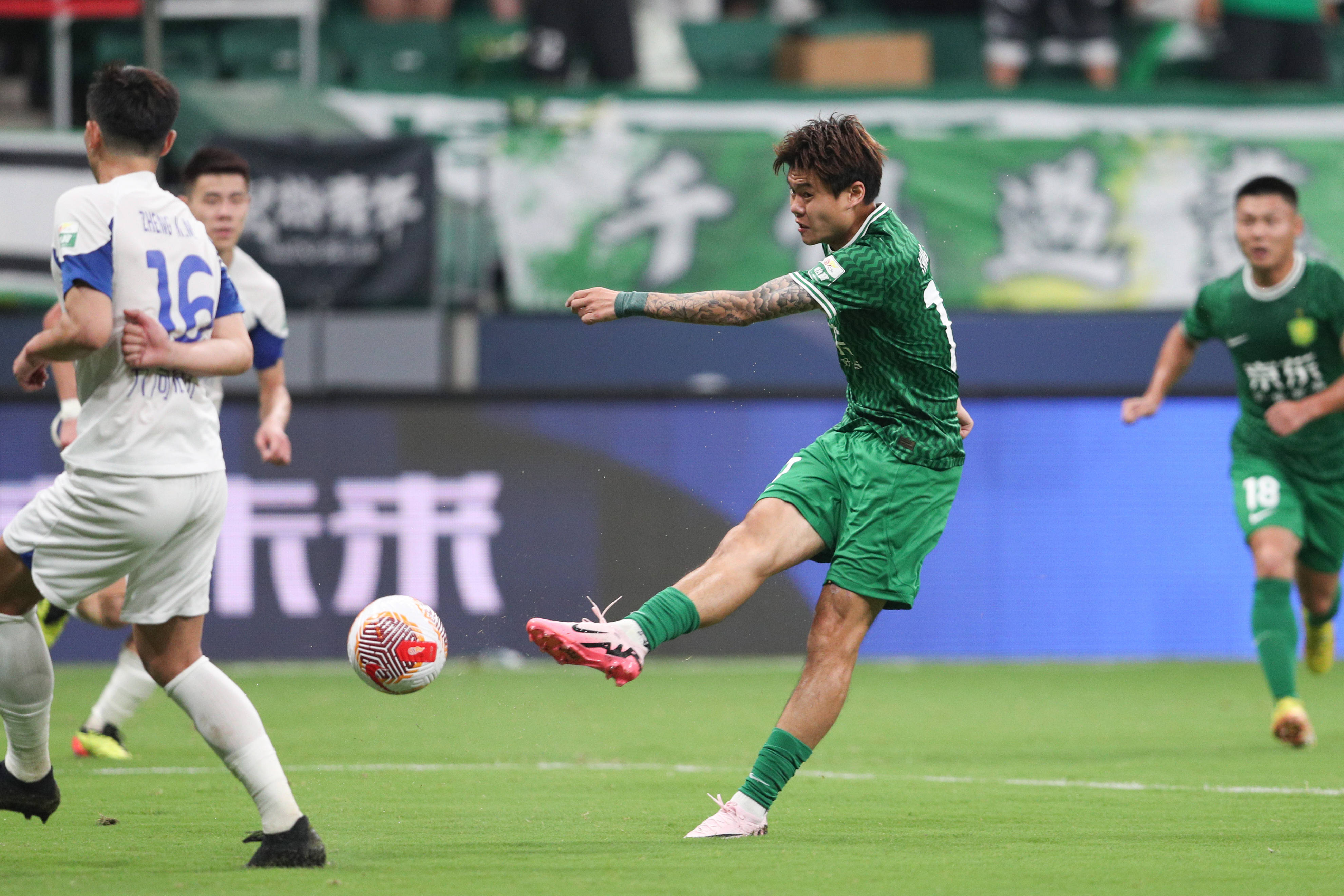 北京国安取得连胜,山东鲁能迎来重要胜利 北京国安取得连胜,山东鲁能迎来重要胜利