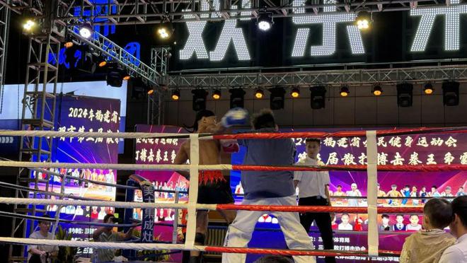 激烈角逐引发球场热血沸腾,观众情绪高涨 激烈角逐引发球场热血沸腾,观众情绪高涨