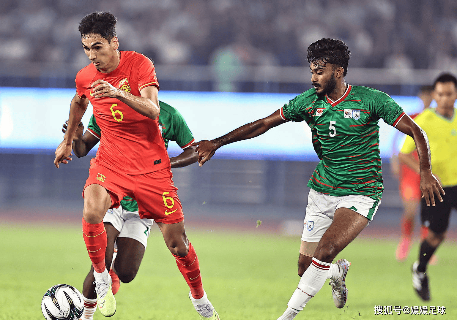 实力对决，国际足球比赛再掀热潮