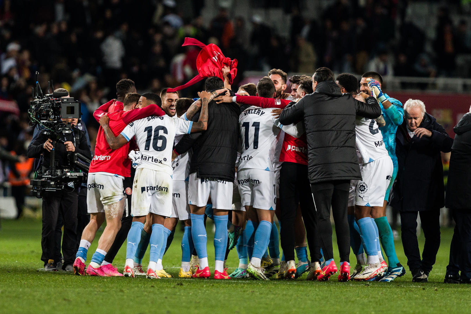 马赛球迷狂欢,迎来法国联赛胜利 马赛球迷狂欢,迎来法国联赛胜利