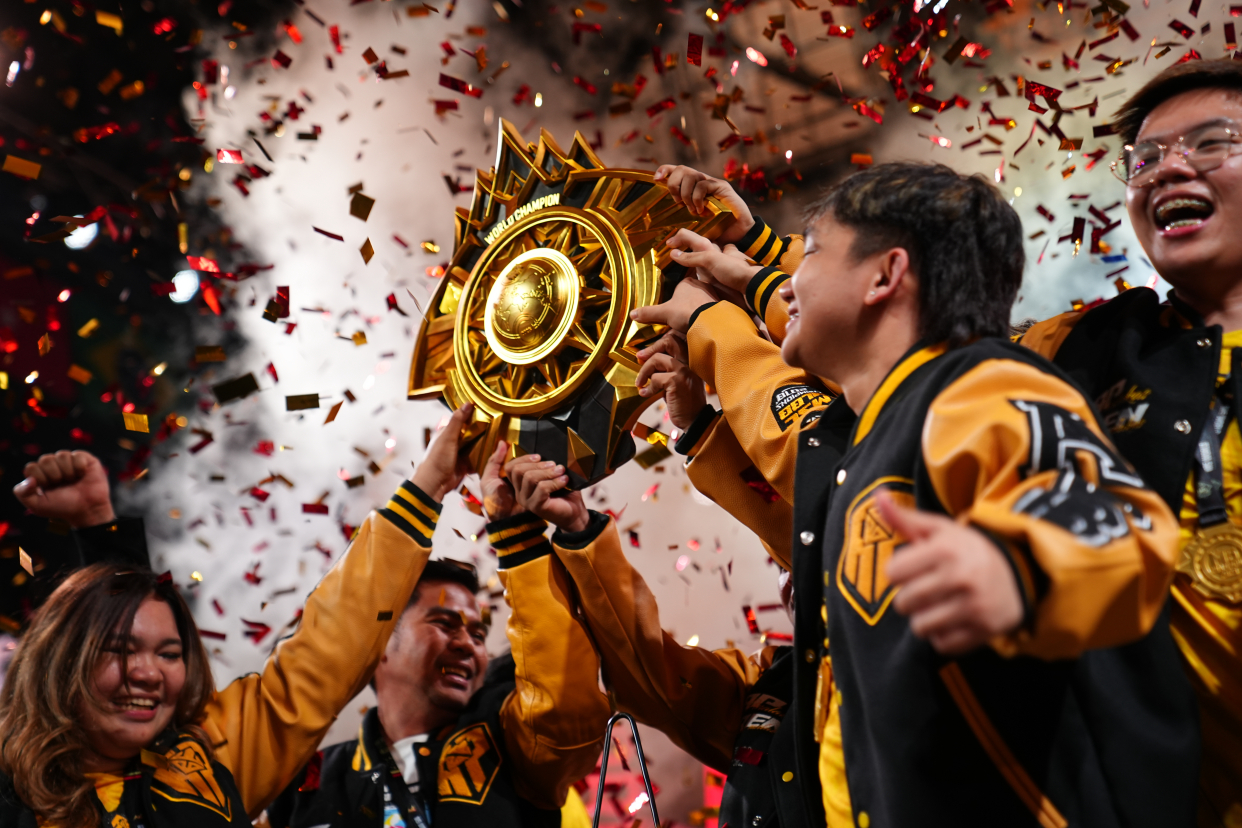 胜利的喜悦!球队历经困难赢得比赛 胜利的喜悦!球队历经困难赢得比赛