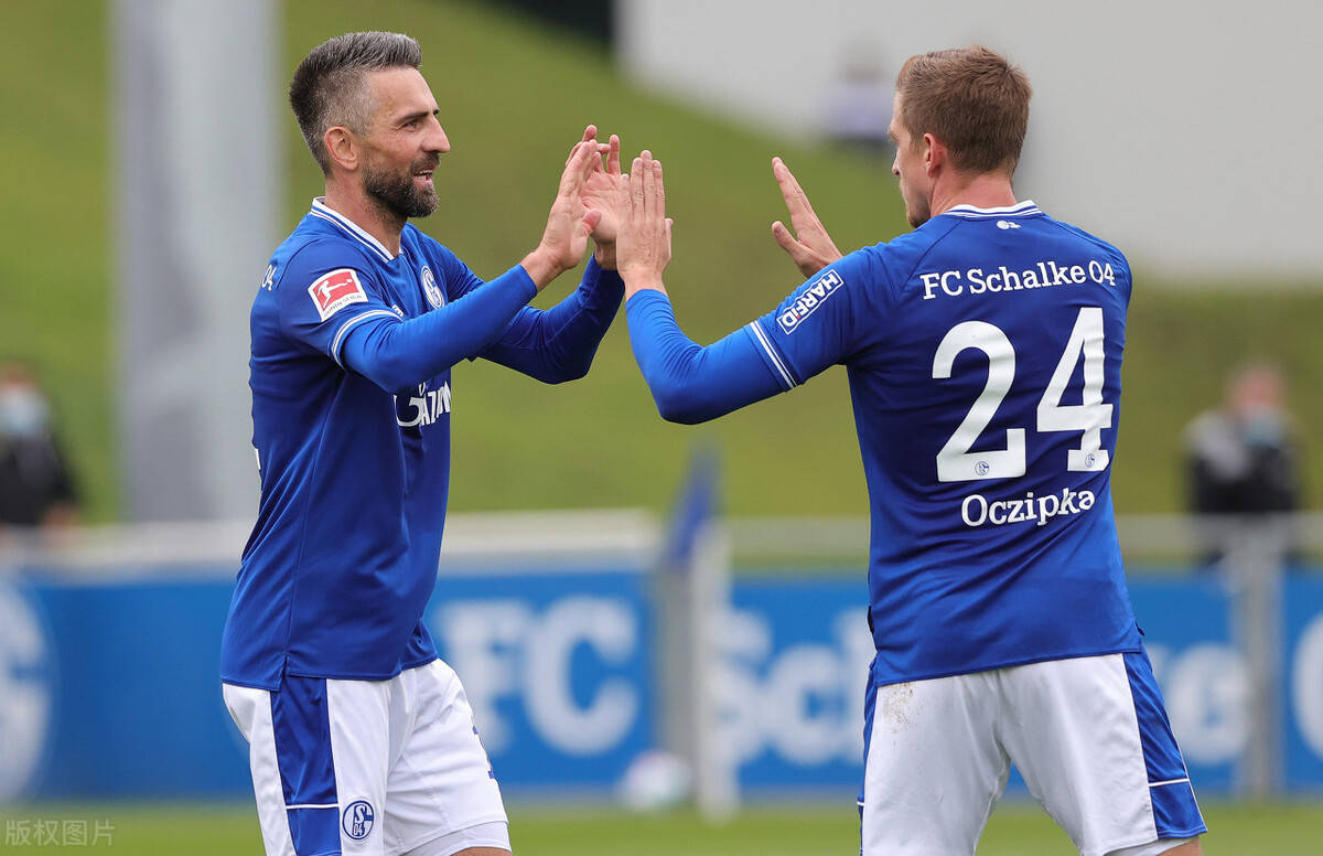 汉堡球队在主场输掉比赛,陷入德甲保级泥潭 汉堡球队在主场输掉比赛,陷入德甲保级泥潭