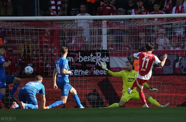 汉堡球队在主场输掉比赛,陷入德甲保级泥潭 汉堡球队在主场输掉比赛,陷入德甲保级泥潭