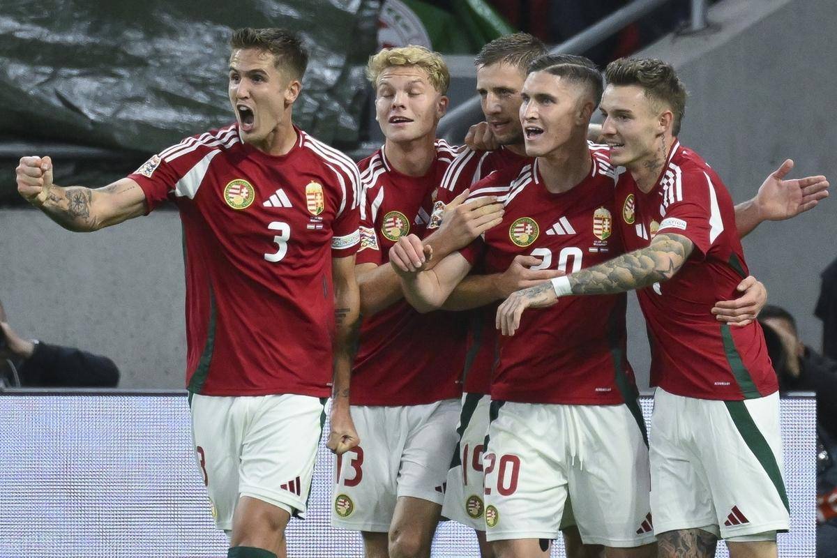 爱沙尼亚队球员勇敢拼抢,争取每一分 爱沙尼亚队球员勇敢拼抢,争取每一分