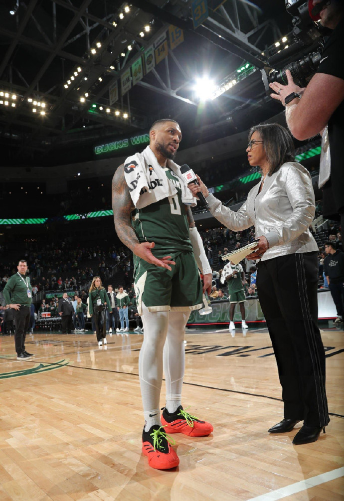 76人主场击败雄鹿，继续保持领先优势