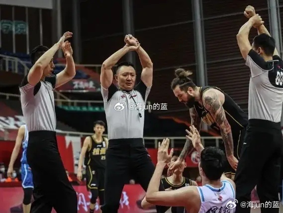 新疆男篮击败对手,迈向季后赛的道路更加坚定 新疆男篮击败对手,迈向季后赛的道路更加坚定