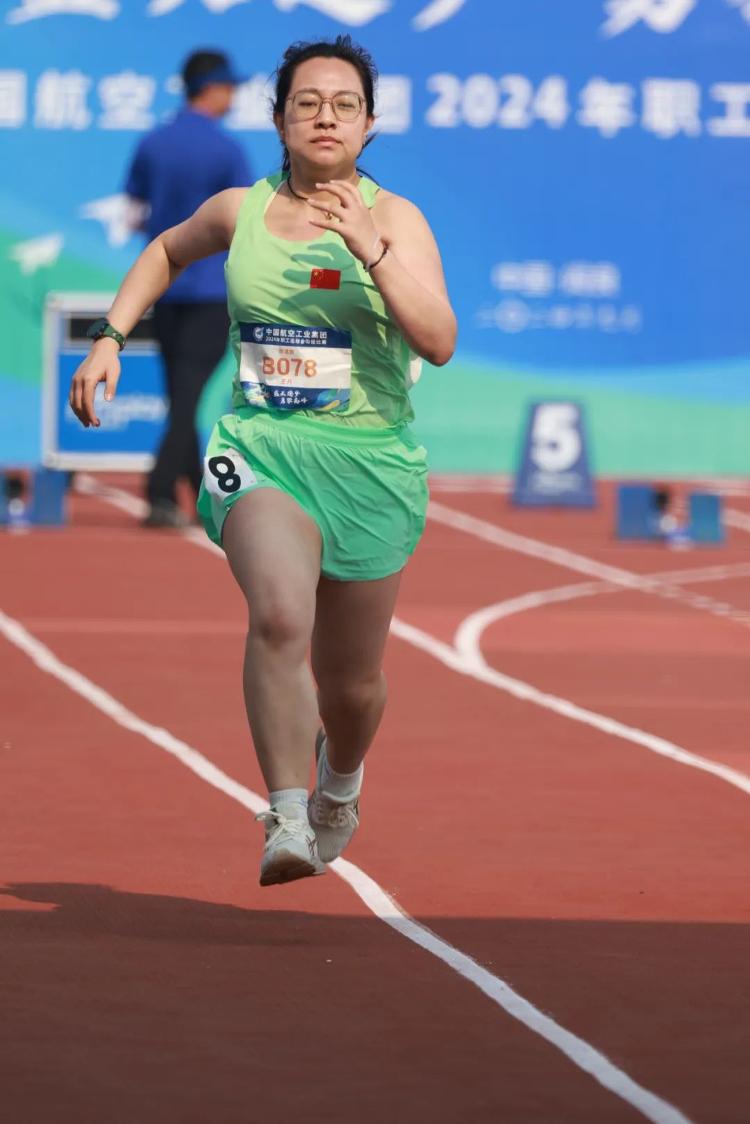 赛场之上,运动员们奋勇拼搏的身影感人至深 赛场之上,运动员们奋勇拼搏的身影感人至深