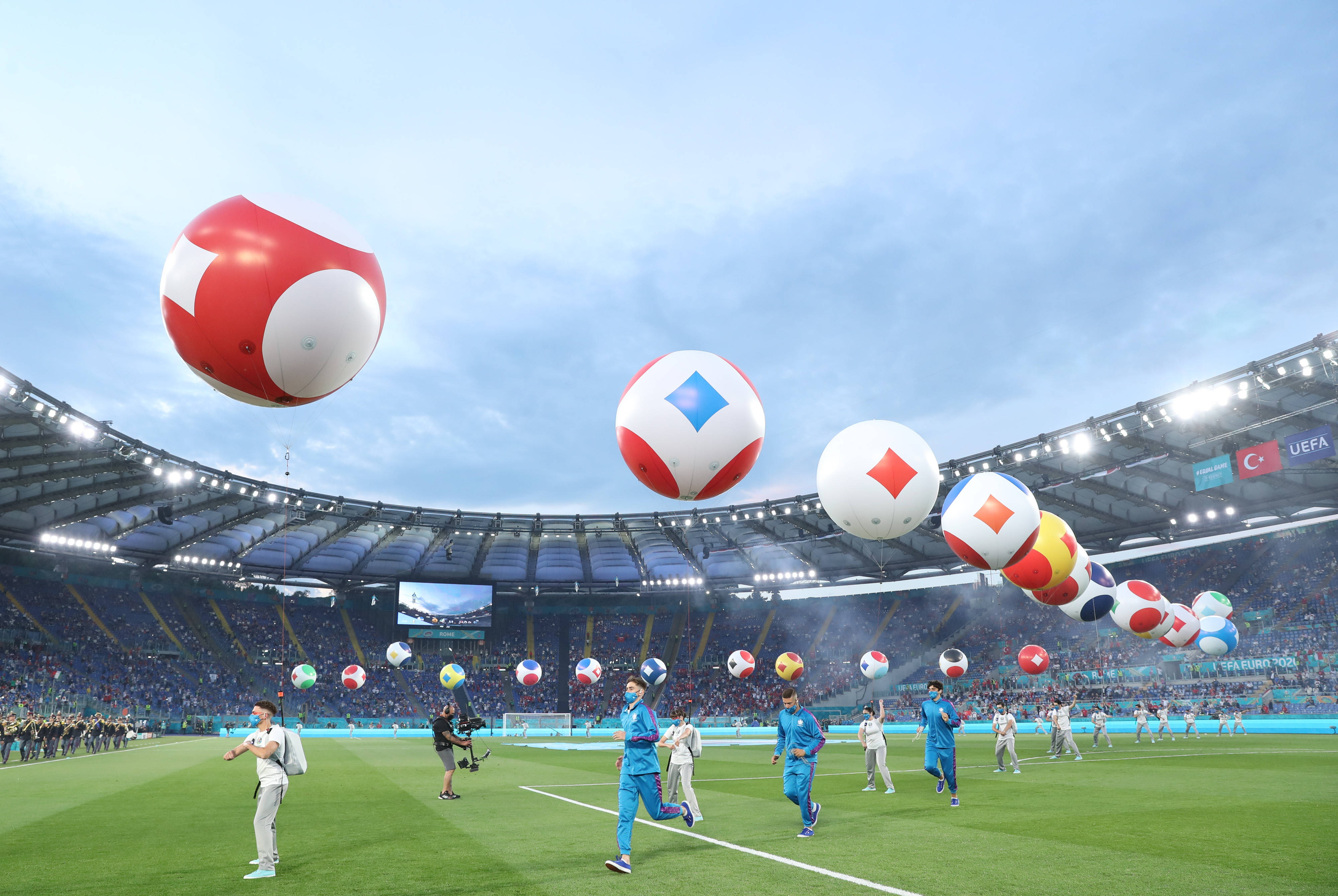 足球比赛赛场硝烟弥漫,球员实力对拼 足球比赛赛场硝烟弥漫,球员实力对拼