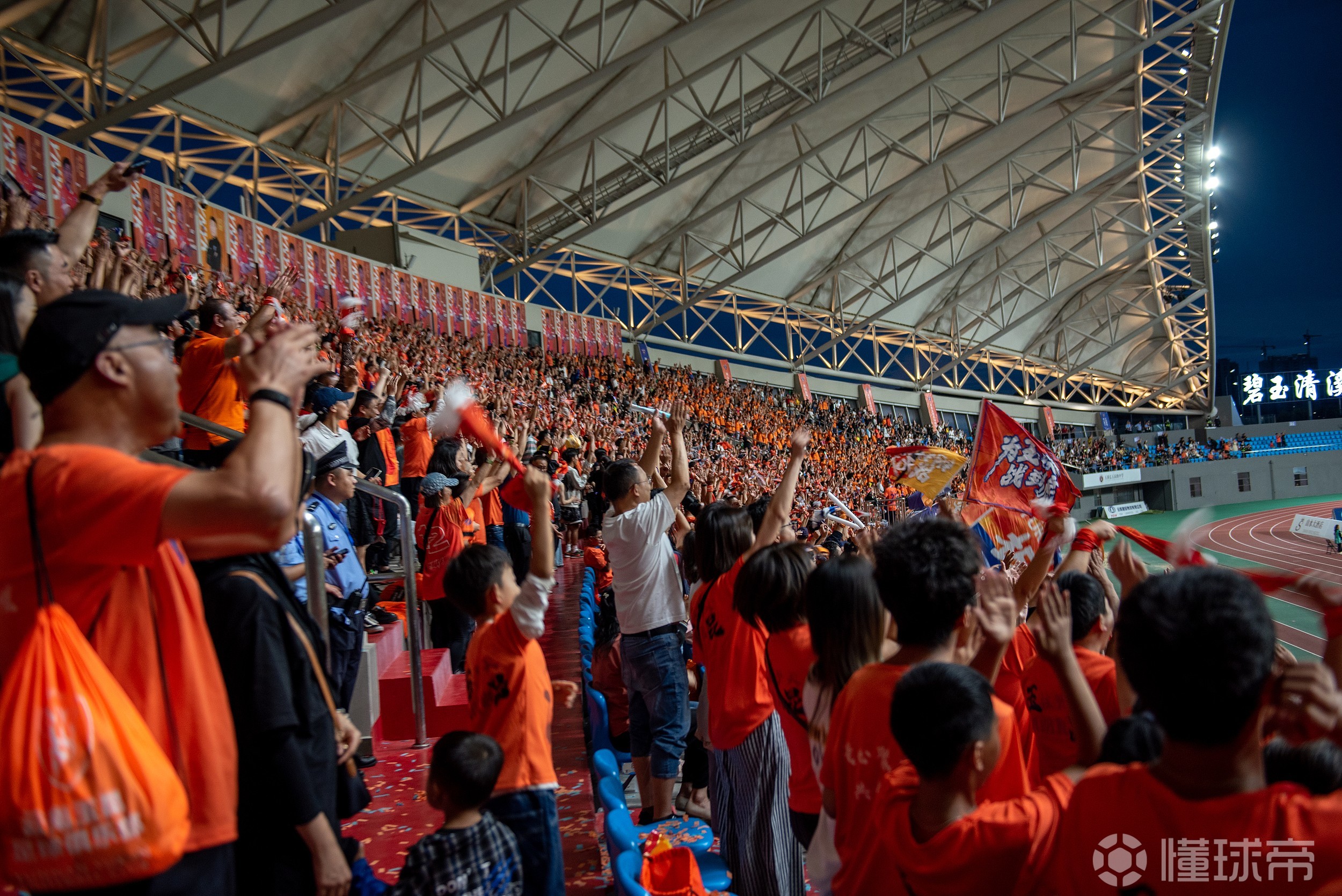 热闹足球赛事氛围,球队拼搏精神 热闹足球赛事氛围,球队拼搏精神