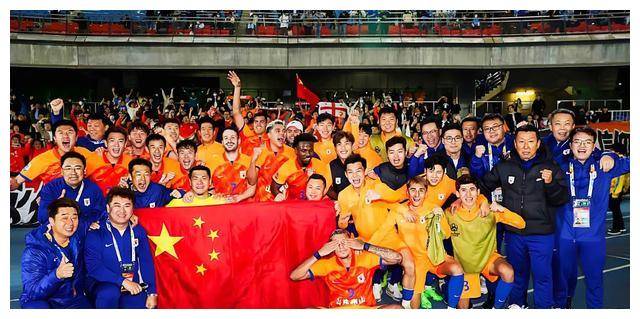 热闹足球赛事氛围,球队拼搏精神 热闹足球赛事氛围,球队拼搏精神