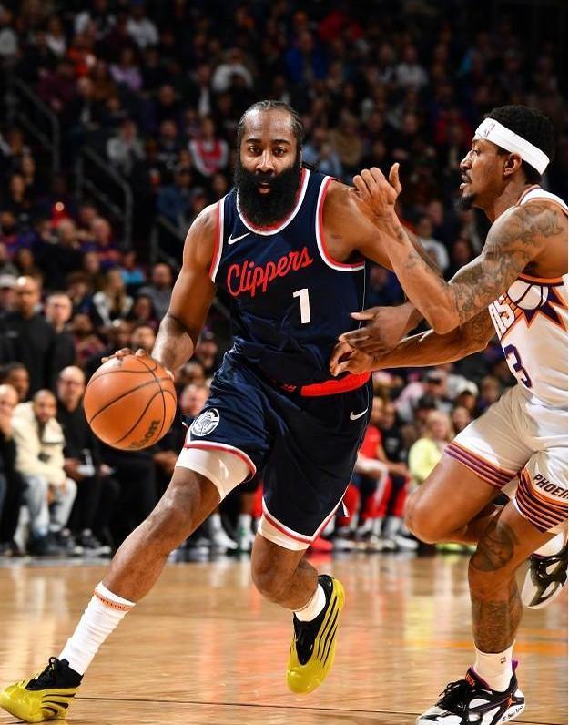 刺激对决现场气氛热烈观众沸腾不已 刺激对决现场气氛热烈观众沸腾不已