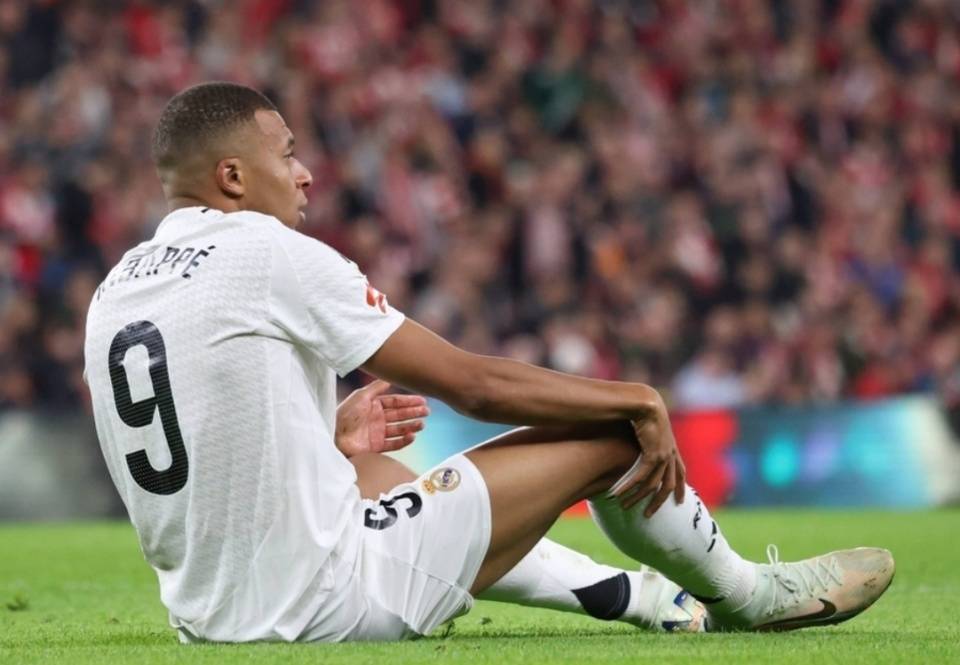 阿根廷国脚帕文急脱危,皇马球迷为其献上祝福 阿根廷国脚帕文急脱危,皇马球迷为其献上祝福