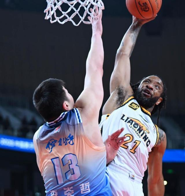 外援表现神勇,队伍压倒对手 外援表现神勇,队伍压倒对手