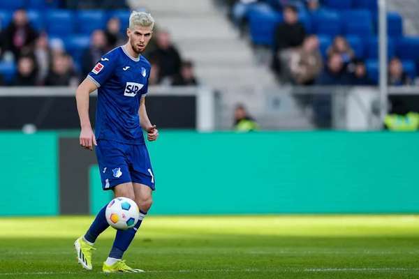 利兹联前锋连斩建功,助球队重返胜轨 利兹联前锋连斩建功,助球队重返胜轨