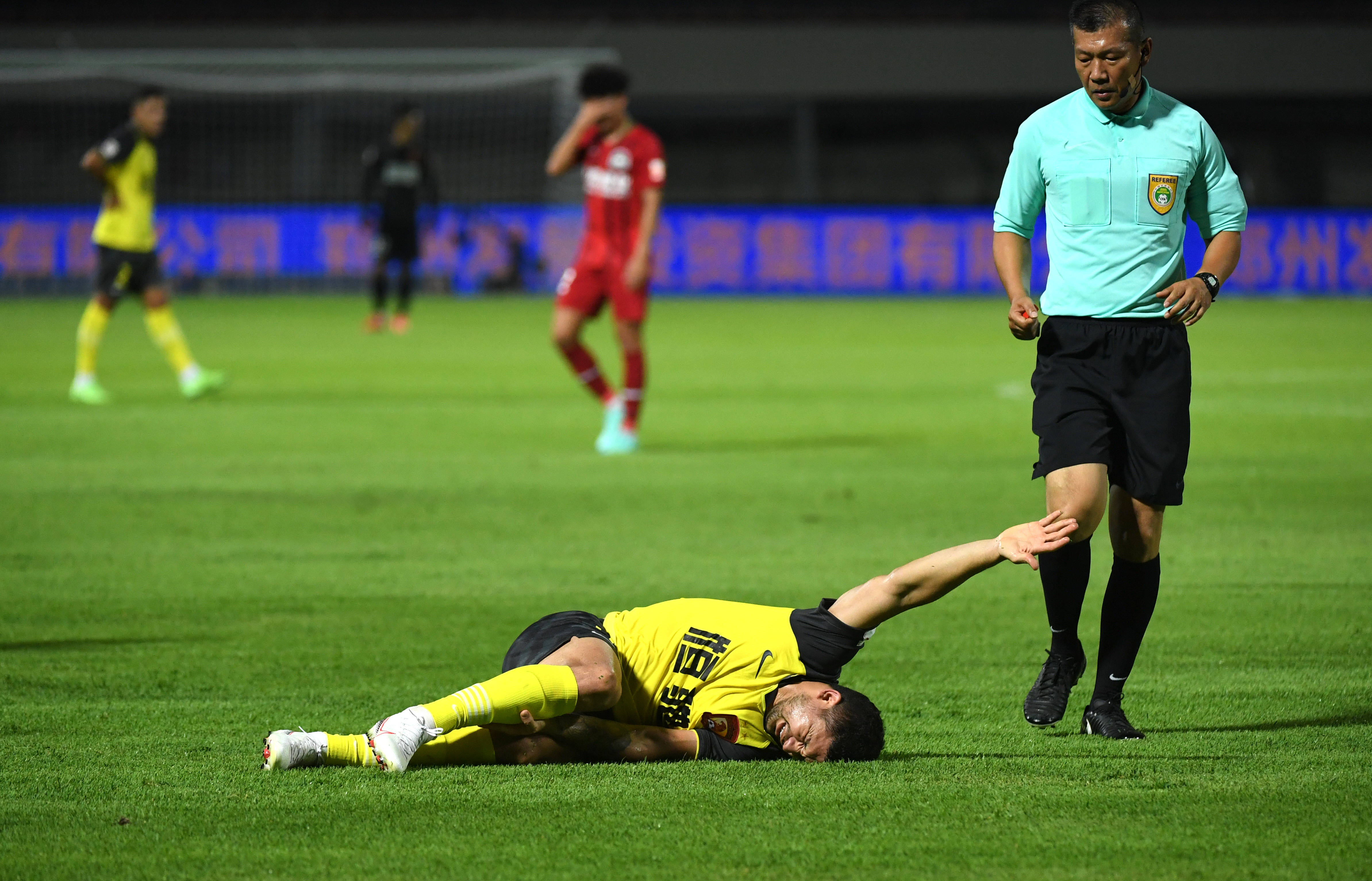 足球比赛,球员们竭尽全力争胜 足球比赛,球员们竭尽全力争胜