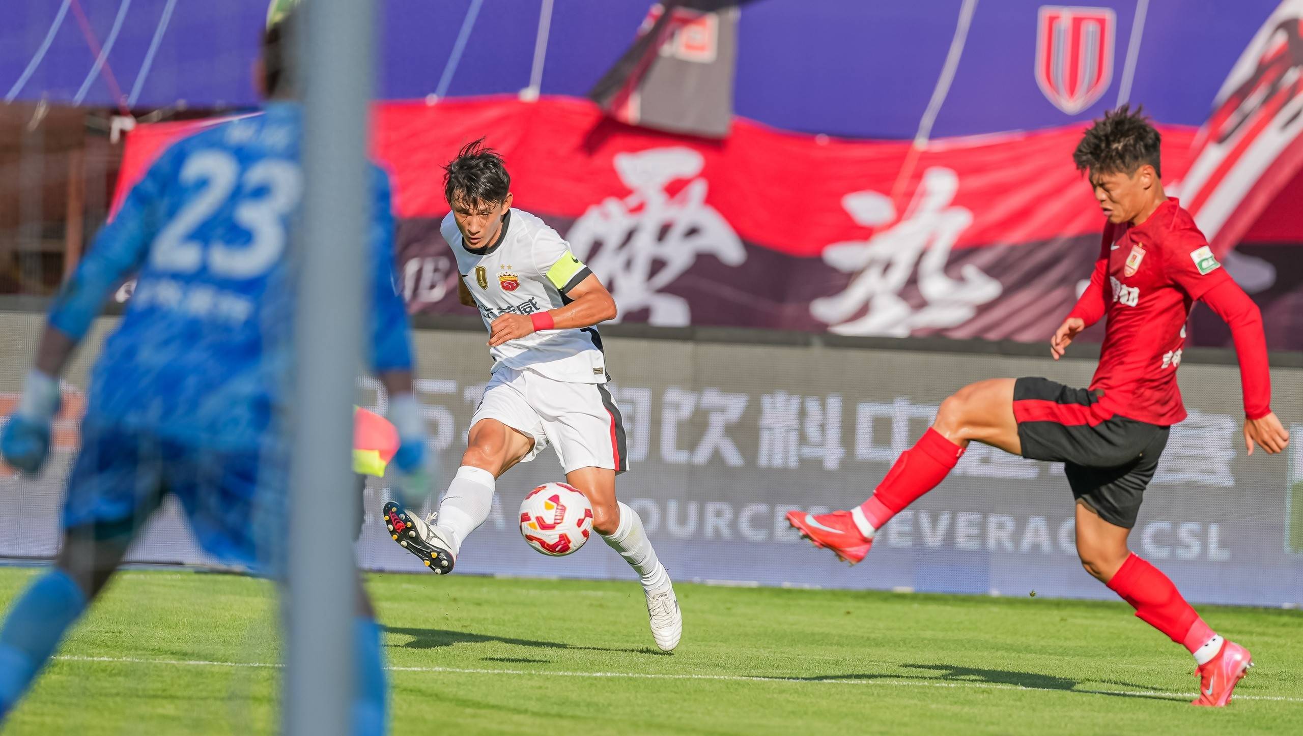 主教练调整战术,球队在比赛中直取胜利 主教练调整战术,球队在比赛中直取胜利