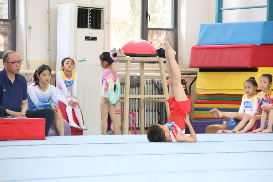 体操新秀闪耀赛场，观众掌声雷动