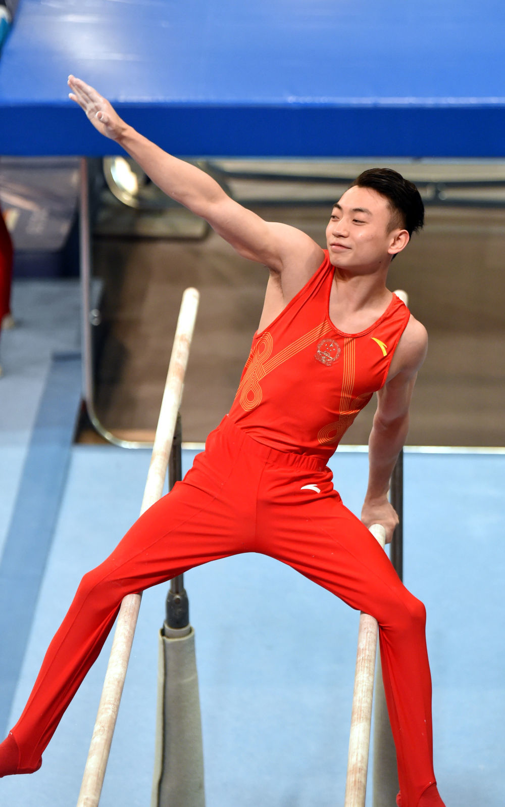 体操新秀闪耀赛场，观众掌声雷动