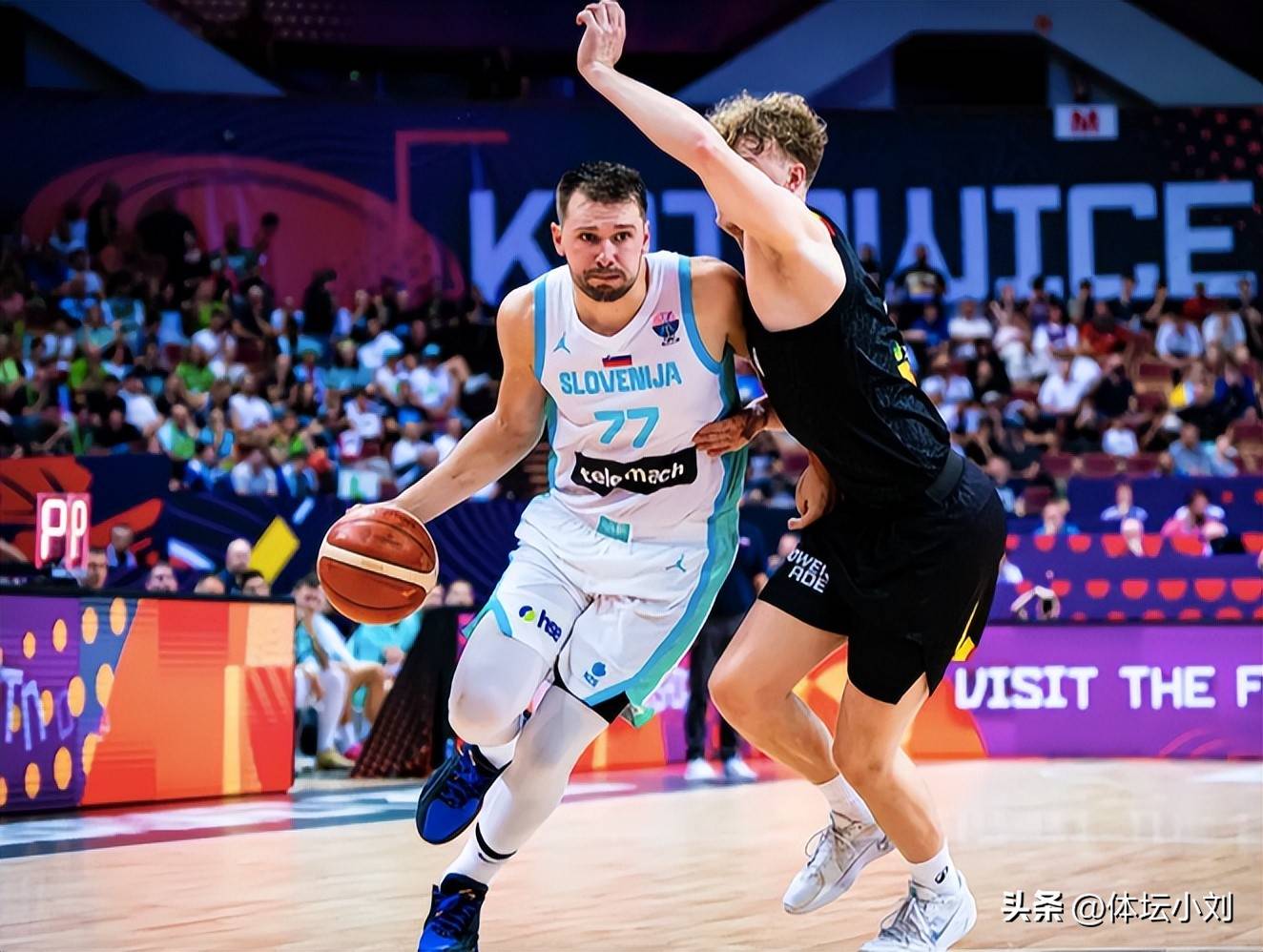 篮球比赛结束后球队欢呼胜利