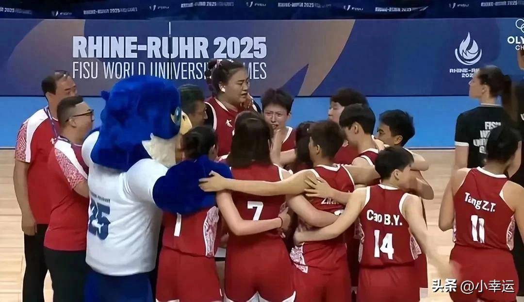 篮球比赛结束后球队欢呼胜利